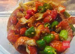 Illustration of how to cook small seafood in sauce 3