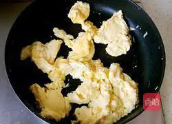 Illustration of how to make scrambled eggs with shrimps 4