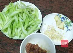 Illustration of how to make fried meat with celery 1