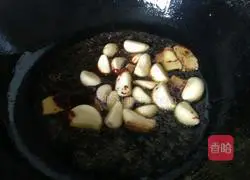 Illustration of how to make fish head in red braised dish 2