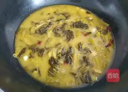Illustration of how to make pickled fish in golden soup 8
