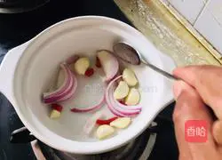 Illustration of how to make salmon head in casserole 7