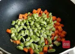 Illustration of how to make stir-fried shrimps and diced shrimps 3