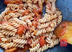 Illustration of how to make tomato and black pepper pasta 9