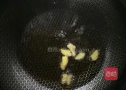 Illustration of how to stir-fry five-spice pig ears with garlic moss 3