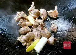 Illustration of how to make sour radish and old duck soup hot pot 5