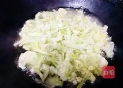 Illustration of how to make stir-fried cauliflower with twice-cooked pork 4