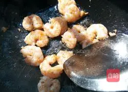 Illustration of how to make fried shrimps with cucumber and cashew nuts 6