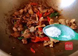 Illustration of how to make fried pork with chili pepper 10