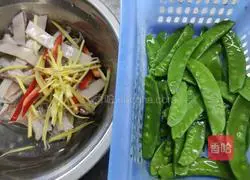 Illustration of how to make fried squid with snow peas 1