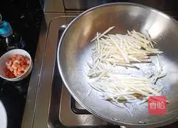 Illustration of how to make delicious wild rice stir-fried shrimps 4