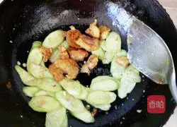 Illustration of how to make loofah crispy pork 7