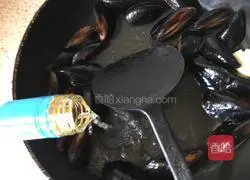 Illustration of how to make Italian zucchini and mussel pasta 2