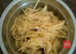 Illustration of how to make spicy and sour potato shreds 6