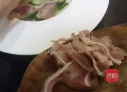 Illustration of how to make red oil ear slices 5