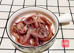 Illustration of how to make fried squid with yellow garlic 1