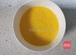 Illustration of how to make scrambled eggs with shrimps and tomatoes 3