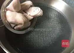 Illustration of how to cook pig's trotters with soybeans 4 
