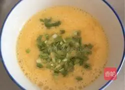 Illustration of how to make grilled sausages with fried egg buns 2