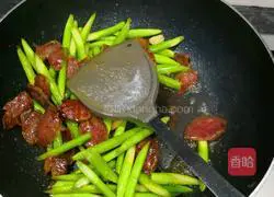 Illustration of how to make fried sausage with bamboo shoots 5