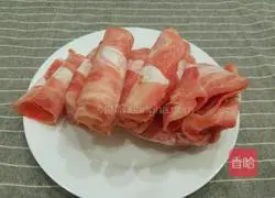 Illustration of how to make fat beef rolls in sour soup 1