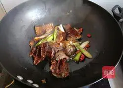 Illustration of how to make spicy stir-fried white radish and smoked dried fish 4