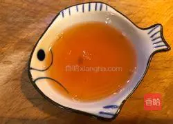 Illustration of how to steam razor clams with green and red wine 7