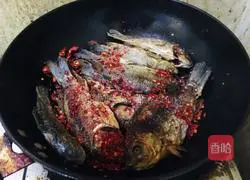 Illustration of how to make crispy crucian carp 6