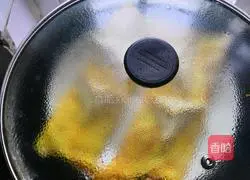 Illustration of how to make egg meat rolls 11