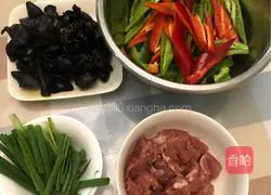 Illustration of how to make fried meat with double pepper and fungus 1