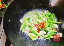 Illustration of how to make delicious shrimp-fried asparagus 8