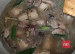 Illustration of how to make sea cucumber braised pork 5