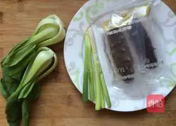 Illustration of how to make sea cucumber and green vegetable porridge 1