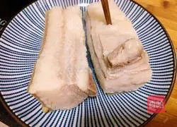 Illustration of making twice-cooked pork with black soy sauce 3