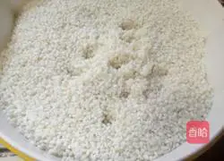 Illustration of how to make egg glutinous rice rolls 1