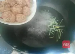 Illustration of making pickled cabbage, tofu and meatball soup 2