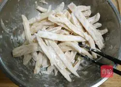 Illustration of how to make dry fried lotus root sticks 7