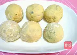 Illustration of how to make thin-crusted shepherd's purse dumplings with large fillings 9