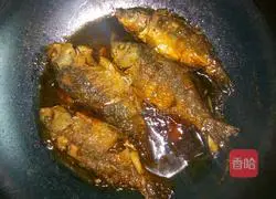 Illustration of how to make crispy braised crucian carp 9