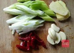 Illustration of how to make sauce-flavored beer duck 3