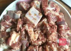 Illustration of how to make steamed pork ribs with taro and chopped pepper 3