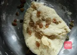 Illustration of how to make raisin scones 7