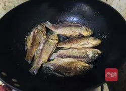 Illustration of how to make crispy crucian carp 3