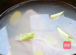 Illustration of how to make cold shredded chicken noodles for high temperatures 2