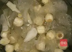 Illustration of how to make peach gum, red dates, tremella and lotus seed soup 5