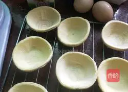 Illustration of how to make whole egg tarts 1