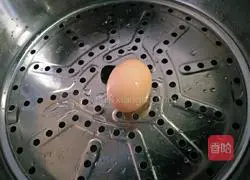 Fruit, potato and shrimp salad (the eggs will not crack).Illustration of tips 5