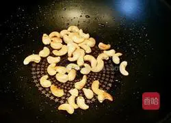 Illustration of how to make cashew nut shrimp 4