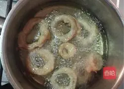Illustration of how to make fried squid rings 7