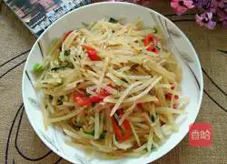 Sour Illustration of how to make spicy potato shreds 12